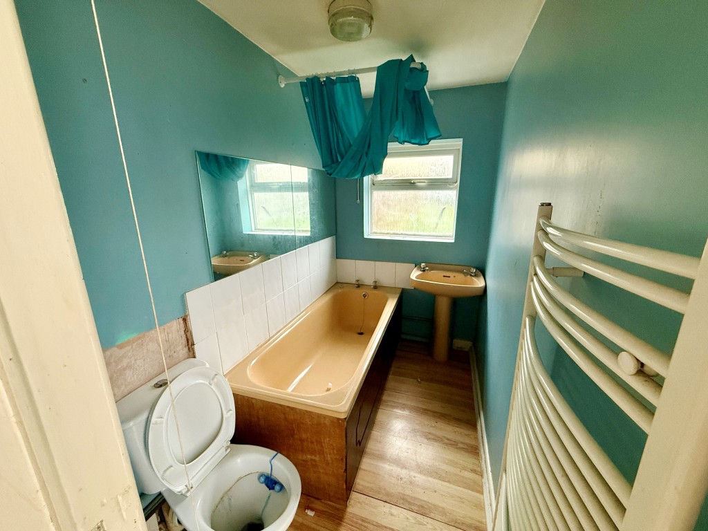 Lot: 99 - TOWN CENTRE PAIR OF FLATS - Basement - Bathroom with W.C.